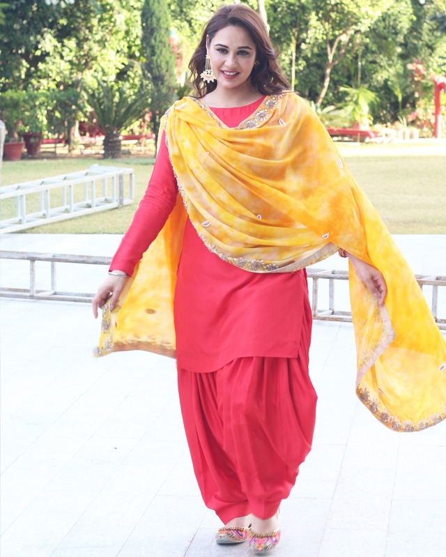 mandy takhar in punjabi traditional dress
